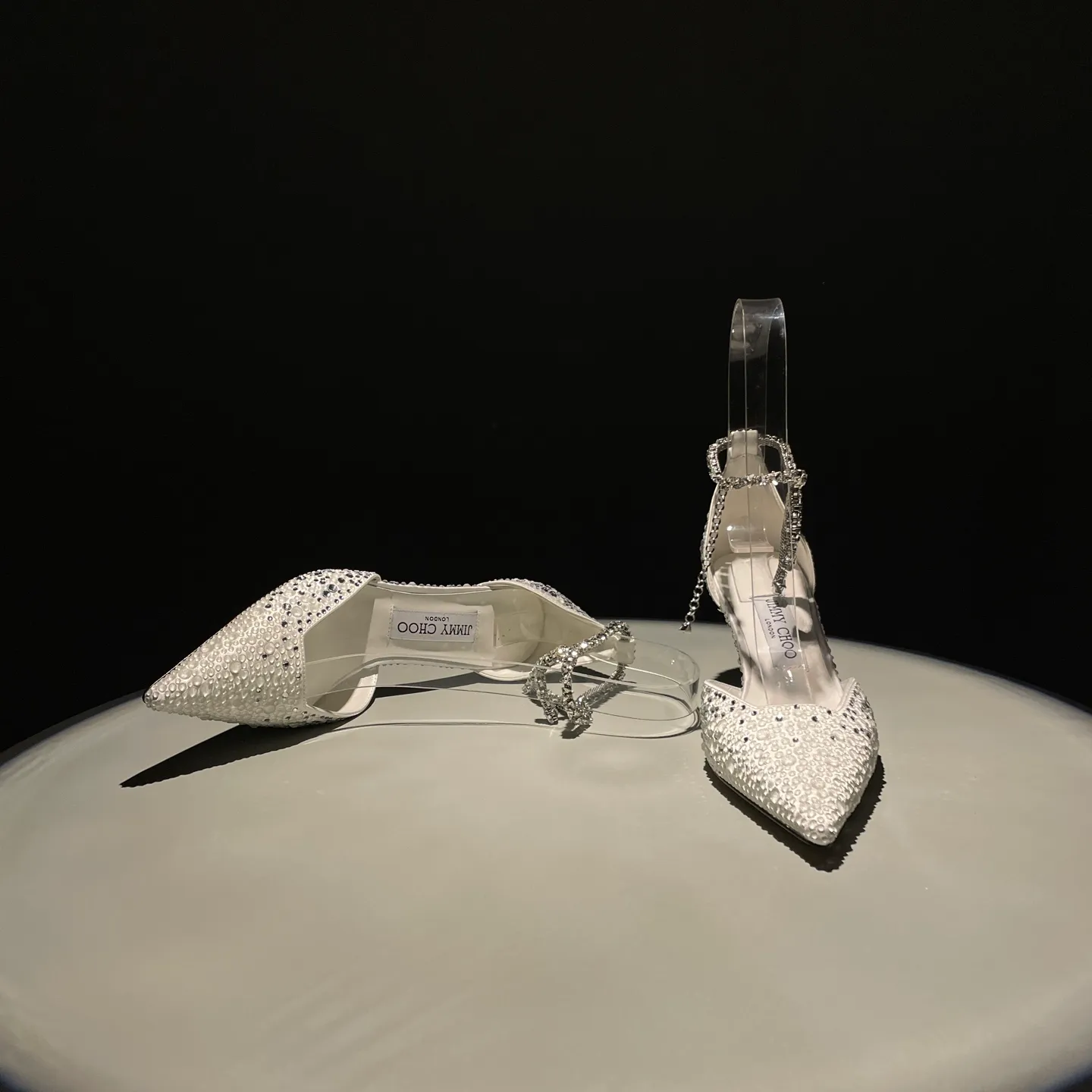 👟👟Ex-factory price 720👟👟 Jimmy Choo/Jimmy Choo classic diamond chain pointed toe crystal high-heeled sandals. Excellent crystal shoes. So beautiful that you can't take your eyes away. The shape of the shoes is very delicate and not too narrow and long. The internal space is sufficient to allow the toes to relax enough. The rhinestones outline a charming arc on the instep. It is simply beautiful. It has a 360-degree surrounding fairy atmosphere. Gorgeous without being exaggerated! ! The fabric is made of imported silk, with imported sheepskin lining. Customized A-grade Italian genuine leather sole. Heel height: 6.5 or 8.5. Size: 35-40 (41, 42, 43 customized, non-refundable)